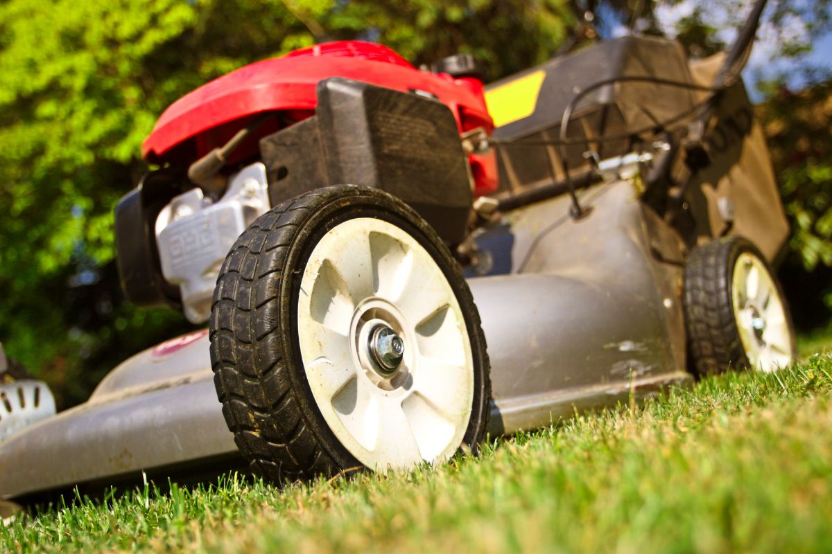How To Remove A Lawn Mower Wheel (1)